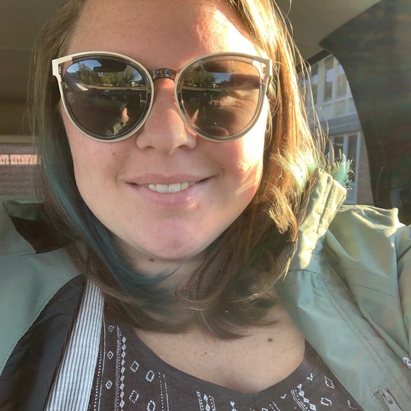 Meet your Posher, Lacey - Picture 3 of 6